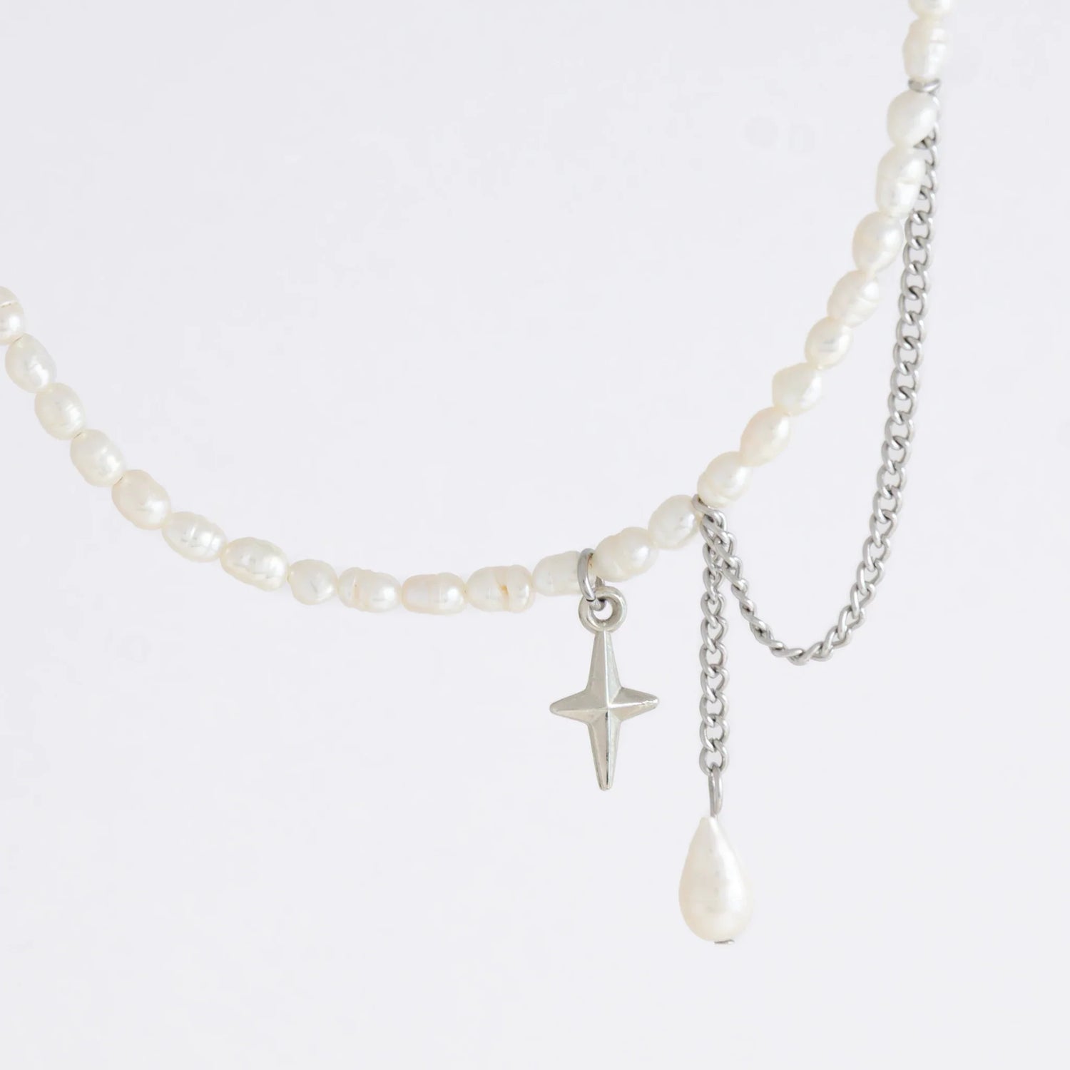 Beaded chocker necklace with chain and pearl charm