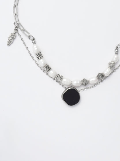 Grunge-Inspired Pearl and Chain Choker – Draped in Dusk