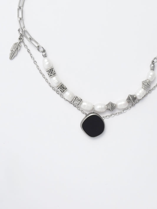 Grunge-Inspired Pearl and Chain Choker – Draped in Dusk