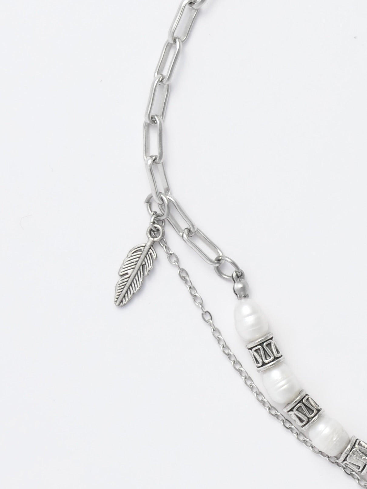Grunge-Inspired Pearl and Chain Choker – Draped in Dusk