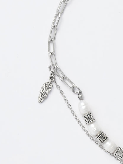 Grunge-Inspired Pearl and Chain Choker – Draped in Dusk