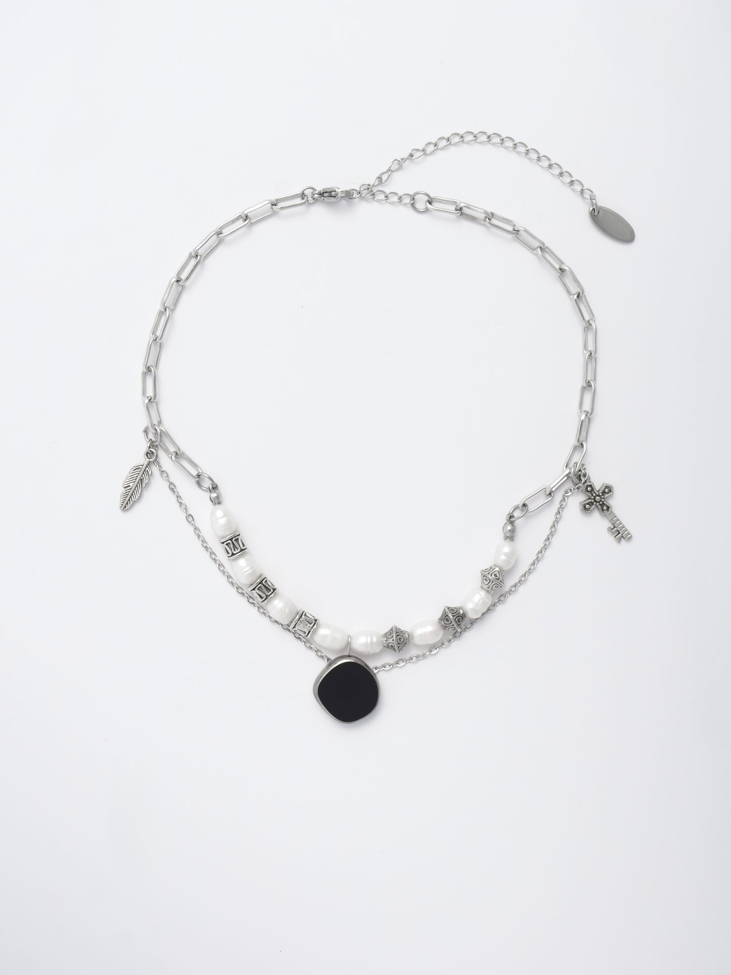 Grunge-Inspired Pearl and Chain Choker – Draped in Dusk