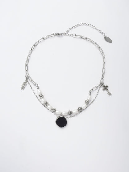 Grunge-Inspired Pearl and Chain Choker – Draped in Dusk