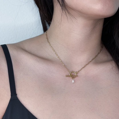 Gold toggle clasp necklace